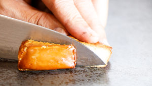 カマンベールチーズ燻製をカット