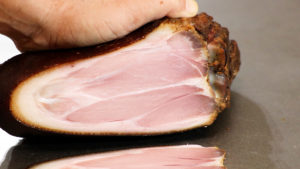 豚スネ肉の燻製ハムの断面